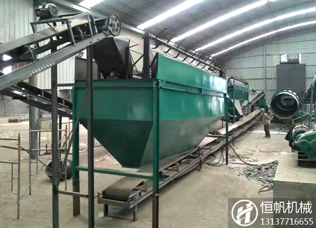 未來有機(jī)肥代替化肥將是新方向!有機(jī)肥生產(chǎn)制造行業(yè)將得到大力推廣(圖2) 有機(jī)肥生產(chǎn)線現(xiàn)場